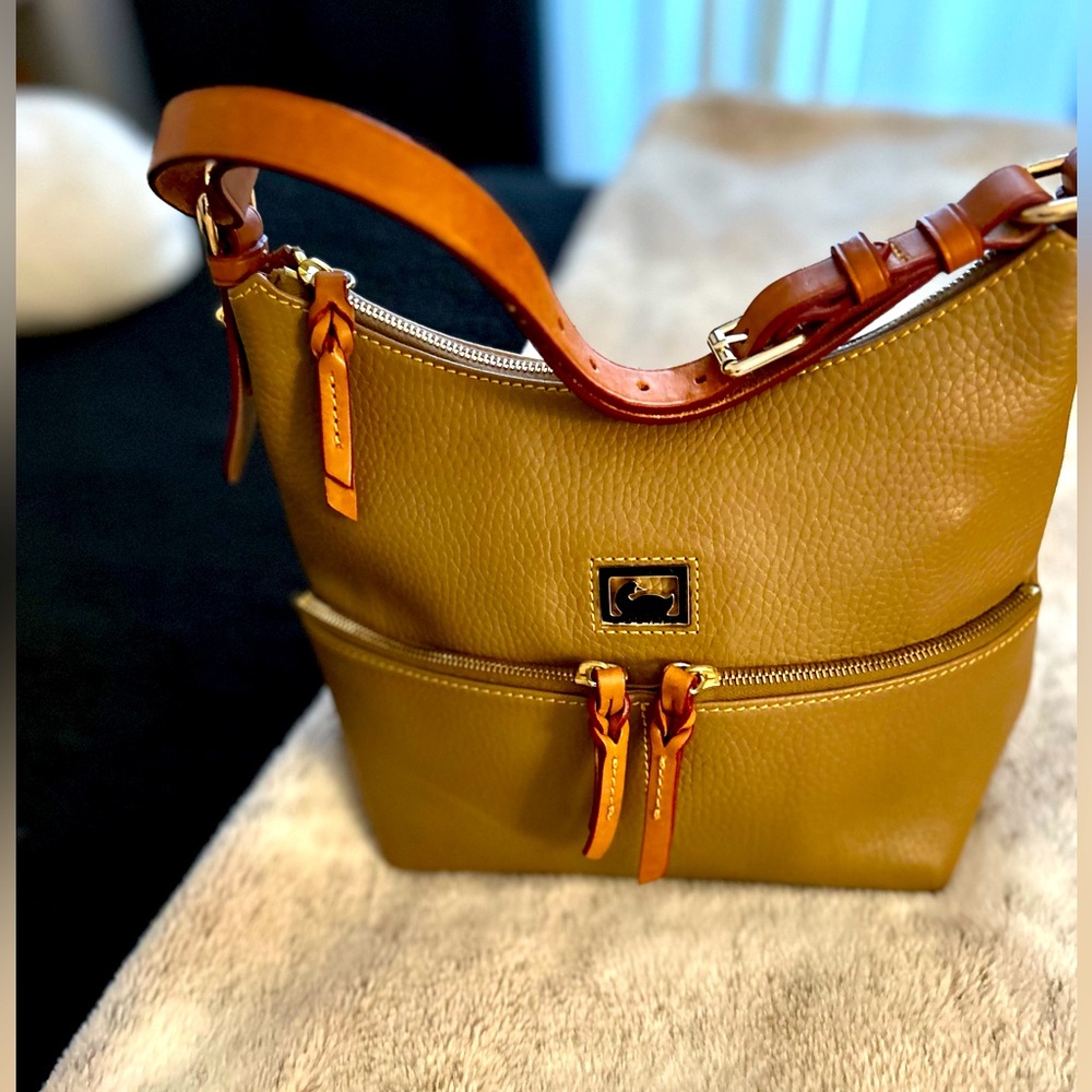 vintage Dooney& Bourke shoulder bag/tan outside pockets pebble leather